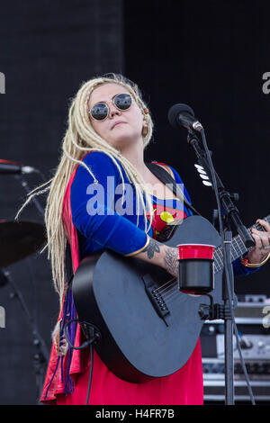 Elle re suona presso il Tortuga Music Festival il 17 aprile 2016 a Fort Lauderdale, Florida. Foto Stock