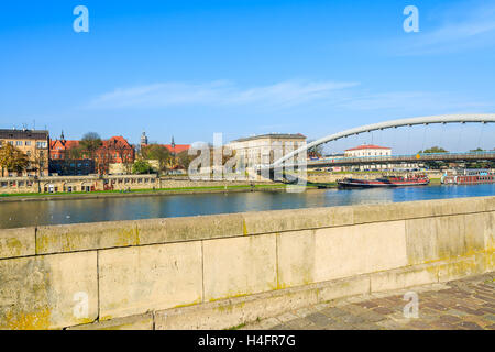 Bernatka ponte sul fiume Vistola sulla soleggiata giornata autunnale nella città di Cracovia in Polonia Foto Stock