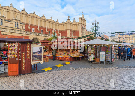 Cracovia in Polonia - Dic 10, 2014: tradizionale mercatino di Natale di Cracovia. Molti turisti visitano questa famosa città europea di acquistare i prodotti tradizionali della Polonia e godetevi il tempo di Natale. Foto Stock