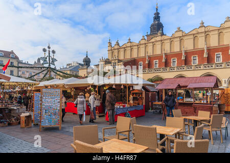 Cracovia in Polonia - Dic 10, 2014: tradizionale mercatino di Natale di Cracovia. Molti turisti visitano questa famosa città europea di acquistare i prodotti tradizionali della Polonia e godetevi il tempo di Natale. Foto Stock