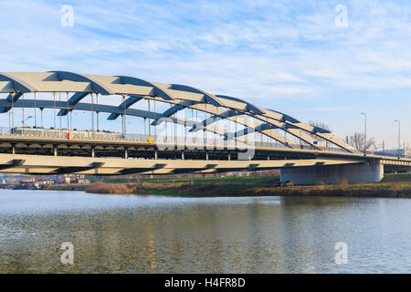 Cracovia in Polonia - Dic 10, 2014: acciaio ponte sul fiume Vistola a Cracovia. Trasporti pubblici collega due lati della città di Cracovia separate dal fiume Vistola. Foto Stock