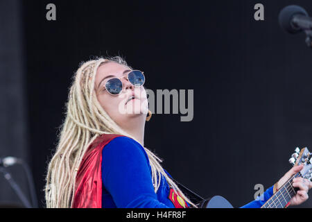 Elle re suona presso il Tortuga Music Festival il 17 aprile 2016 a Fort Lauderdale, Florida. Foto Stock