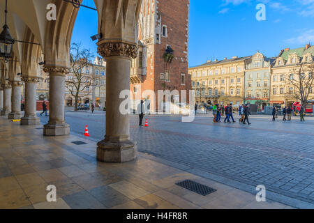 Cracovia in Polonia - Dic 12, 2014: vista della piazza principale del mercato da stoffa Hall edificio. Cracovia è più spesso visitato la città in Polonia da parte di turisti stranieri. Foto Stock