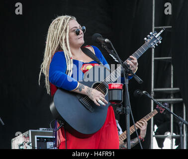 Elle re suona presso il Tortuga Music Festival il 17 aprile 2016 a Fort Lauderdale, Florida. Foto Stock