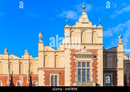 La facciata della stoffa Hall 'Sukiennice' sul mercato principale della città di Cracovia, in Polonia Foto Stock