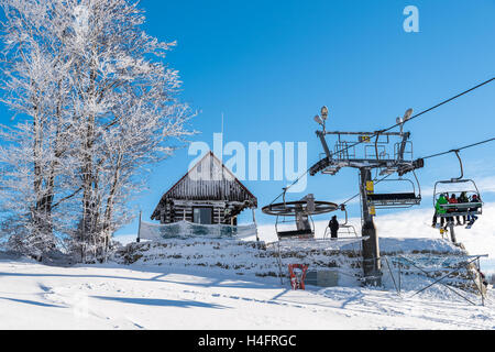 WIERCHOMLA SKI RESORT, Polonia - 31 DIC 2014: ski lift e pendenza nel paesaggio invernale di Beskid Sadecki montagne. Lo sci è sport popolari nel sud della Polonia. Foto Stock