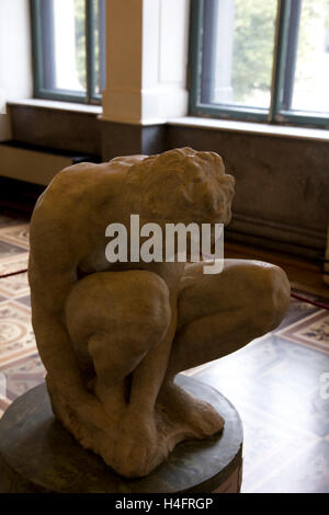 La scultura incompiuta, 'l'accovacciato Boy", è l'unica opera di Michelangelo nel Museo Hermitage di San Pietroburgo. Foto Stock