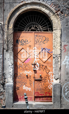 Porta di una casa abbandonata a Catania, Sicilia Foto Stock