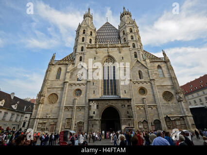 La cattedrale di Santo Stefano (Stephansdom), torri romaniche sulla facciata ovest, con il gigante della porta. Vienna, Austria. Foto Stock