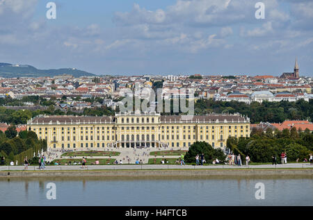 Il Palazzo di Schönbrunn, Vienna, Austria. Vista aerea, con giardino nella parte anteriore e la città sullo sfondo Foto Stock