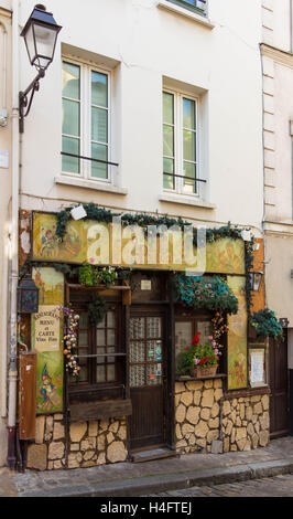 Parigi, France-July 09, 2016: il tradizionale caffè francese Poulbot situato nel pittoresco quartiere Montmartre di Parigi. Foto Stock