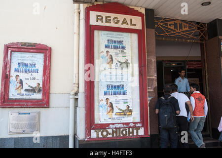 Filmato "Milionario lumdog' Oscar film premiato circa la vita di Mumbai che mostra al Regal Cinema,Mumbai il primo stile Art Deco Foto Stock