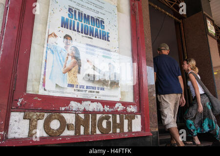 Filmato "Milionario lumdog' Oscar film premiato circa la vita di Mumbai che mostra al Regal Cinema,Mumbai il primo stile Art Deco Foto Stock