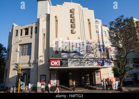 Filmato "Milionario lumdog' Oscar film premiato circa la vita di Mumbai che mostra al Regal Cinema,Mumbai il primo stile Art Deco Foto Stock