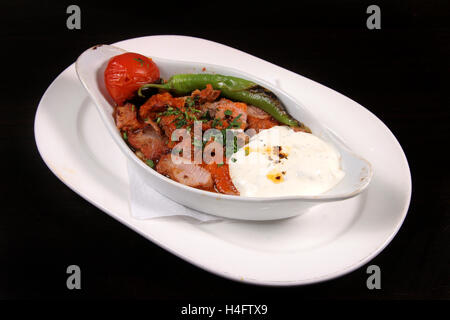 Agnello Beyti Kebab con yogurt e salsa di pomodoro Foto Stock