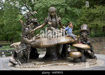 Il bronzo di Alice nel Paese delle Meraviglie statua in Central Park, Manhattan, New York. Foto Stock