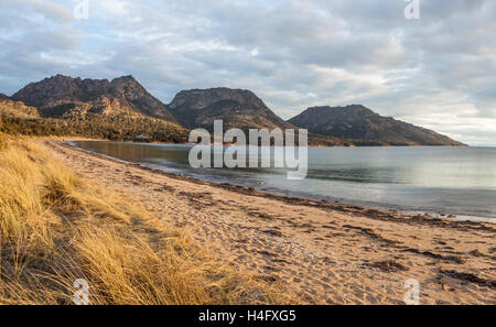 I pericoli Mountain Range visto dal Coles Bay al tramonto. Parco Nazionale di Freycinet, Tasmania, Australia Foto Stock