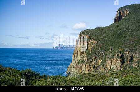 Scogliere di Cape Hauy sulla luminosa giornata di sole. Tasman National Park, la Tasmania, Australia Foto Stock