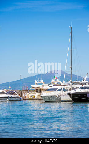 Il porto di Sorrento, Italia, con il Vesuvio sullo sfondo Foto Stock