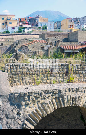 Ercolano, vicino a Napoli, Italia, con il Vesuvio sullo sfondo Foto Stock