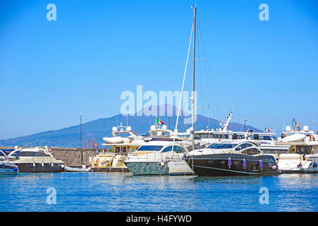 Il porto di Sorrento, Italia, con il Vesuvio sullo sfondo Foto Stock