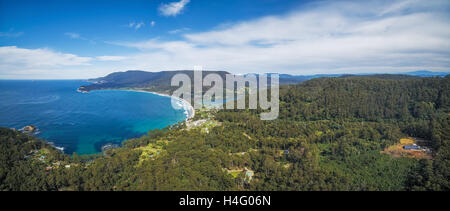 Panoramica aerea di Eaglehawk Neck, East Coast, Tasmania, Australia Foto Stock