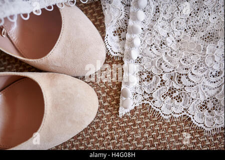 Sposa scarpe e velo sul letto nella mattina di nozze Foto Stock