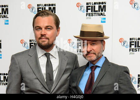Leonardo DiCaprio e Fisher Stevens frequentando il sessantesimo BFI London Film Festival screening di prima del diluvio, presso il cinema Odeon di Londra. Foto Stock