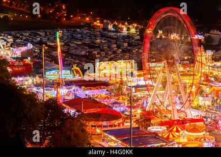 La grande ruota a Goose Fair carnevale sulla foresta di massa di ricreazione, da un punto di vista di alta. In non Foto Stock