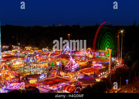 Fiera d'oca. Il 'Mach 5' ride a destra dell'immagine. In Nottingham, Inghilterra. Foto Stock