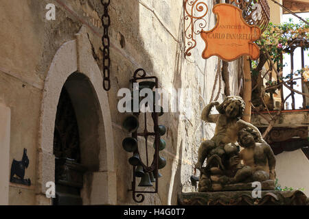 Negozio di antichità nella città di Taormina, Sicilia, Italia Foto Stock