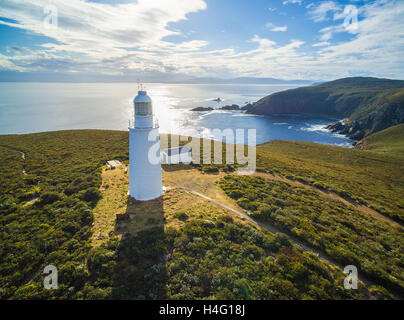 Vista aerea di Bruny Island Lighthouse al tramonto. La Tasmania, Australia Foto Stock
