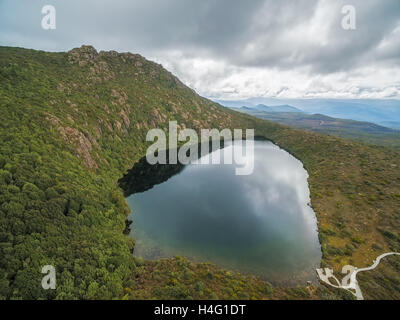 Vista aerea del Lago Esperance, Hartz Mountains National Park, la Tasmania, Australia Foto Stock