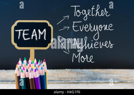 Acronimo di Business Team insieme tutti realizza più scritto con il gesso su legno mini etichette di Blackboard Foto Stock