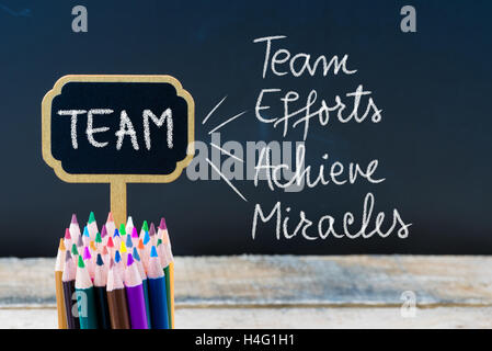 Acronimo di Business Team come gli sforzi del team di ottenere miracoli scritto con un gessetto su legno mini etichette di Blackboard Foto Stock