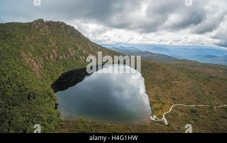 Antenna panorama del Lago Esperance, Hartz Mountains National Park, la Tasmania, Australia Foto Stock