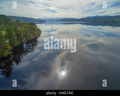 Barche a vela ormeggiata sul Fiume Huon, Valle di Huon, Tasmania, Australia. Bella immagine aerea con le nuvole riflettono in acqua Foto Stock