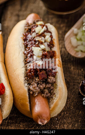 Chili vegetariano e hot dog, home sottaceti, le carni bovine e dolci fatti in salsa barbecue Foto Stock