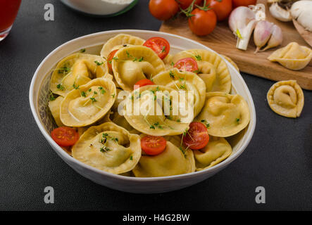 Tortellini fatti in casa i Funghi ripieni e i pomodori con il formaggio feta Foto Stock
