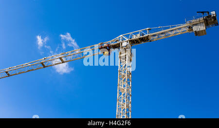 Costruzione di gru sito contro bellissimo cielo drammatico. Foto Stock