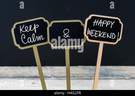 Mantenere la calma e Happy Weekend messaggio scritto con un gessetto su mini etichette di Blackboard Foto Stock