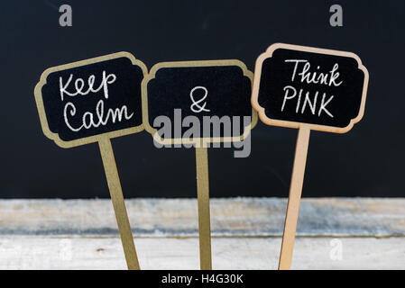 Mantenere la calma e pensare rosa messaggio scritto con un gessetto su mini etichette di Blackboard Foto Stock