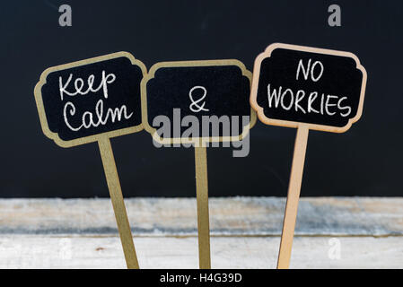Mantenere la calma e non preoccuparti messaggio scritto con un gessetto su mini etichette di Blackboard Foto Stock