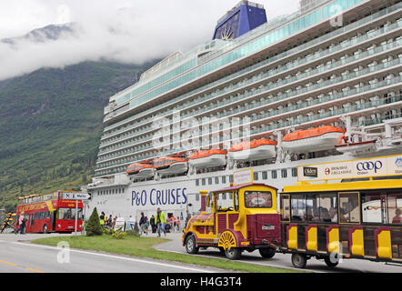 Trasporto turistico sul dock a fianco di P & O NAVE DA CROCIERA Britannia, Olden, Norvegia Foto Stock