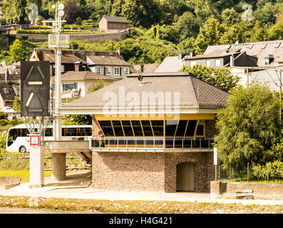 Torre sulle rive del fiume Reno a mettere in guardia le navi di acque pericolose, Sankt Goarshausen, Oberwesel, la Gola del Reno, Germania, Europa Foto Stock