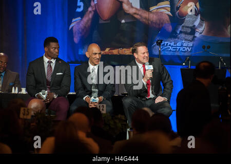 Benjamin Watson, Tony Dungy e Brent Jones presso la tavola rotonda durante il Bret Starr award. Foto Stock