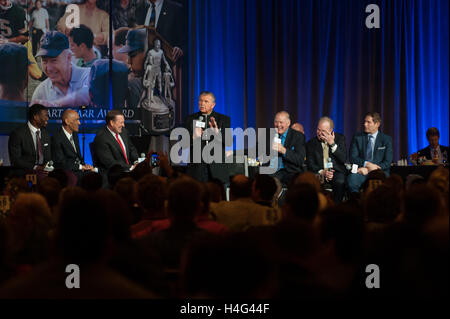 Benjamin Watson, Tony Dungy, Brent Jones, Jerry Kramer, Roger Staubach, e Steve giovani presso la tavola rotonda durante il Bret Starr award. Foto Stock