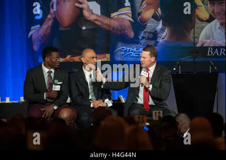 Benjamin Watson, Tony Dungy e Brent Jones presso la tavola rotonda durante il Bret Starr award. Foto Stock