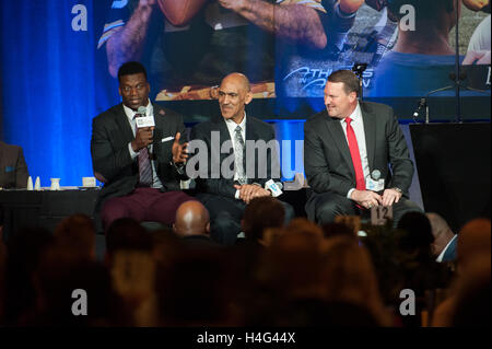 Benjamin Watson, Tony Dungy e Brent Jones presso la tavola rotonda durante il Bret Starr award. Foto Stock