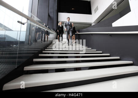 La gente di affari a piedi verso il basso i gradini di scale Foto Stock